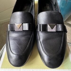MICHAEL Michael Kors CAROLINE Leather Loafers w/Logo Imprint Bow Vamp = US7.5